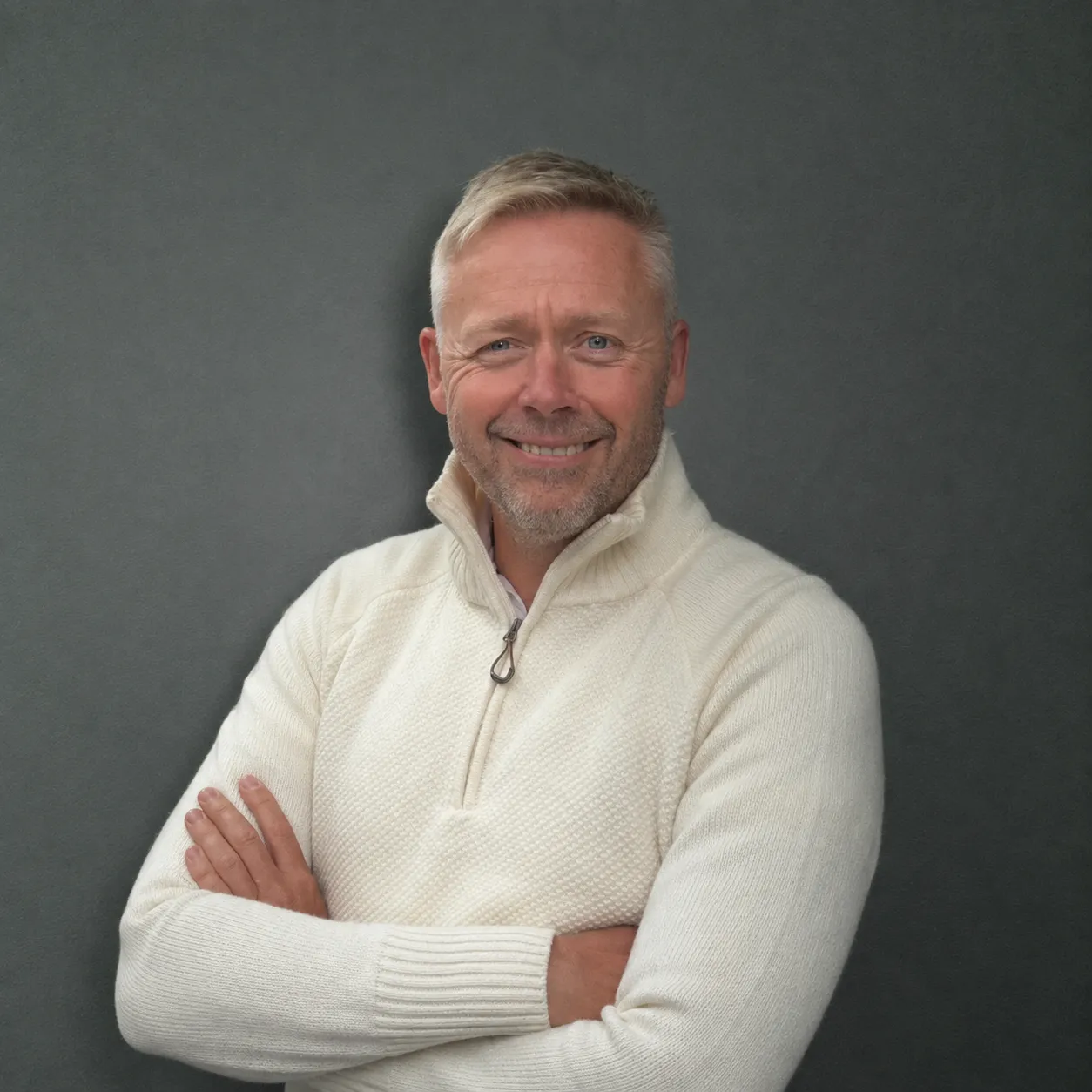 Porträtt av Espen Christopher Fasting i vit tröja