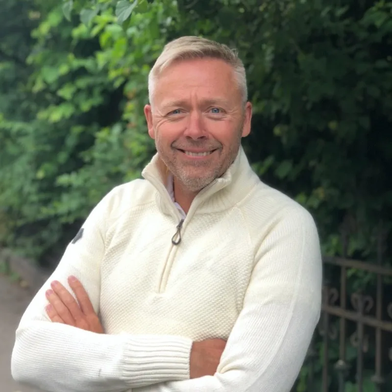 Portrett av Espen Christopher Fasting i hvit genser