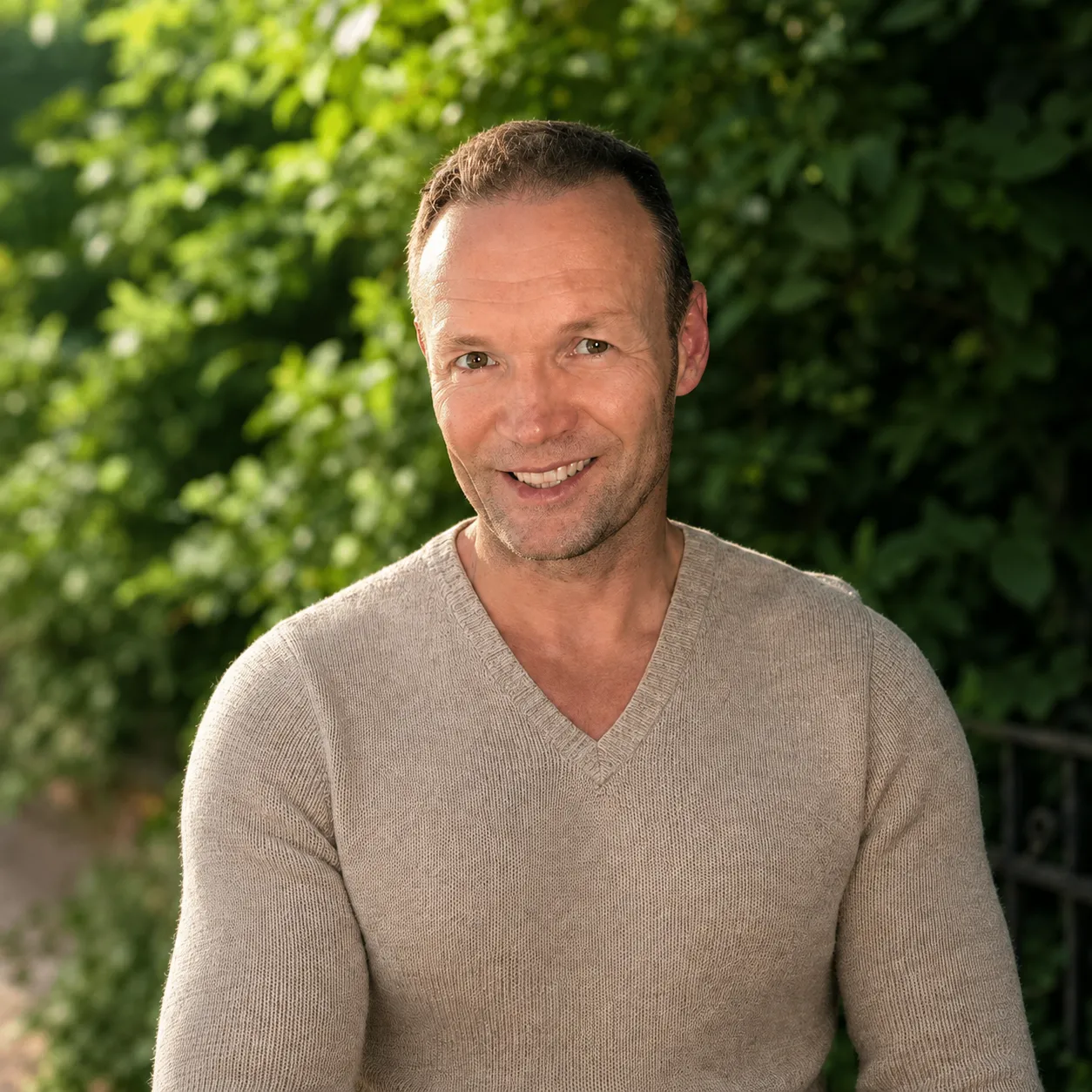Portrett av Ole Morten Toft Pettersen i beige genser